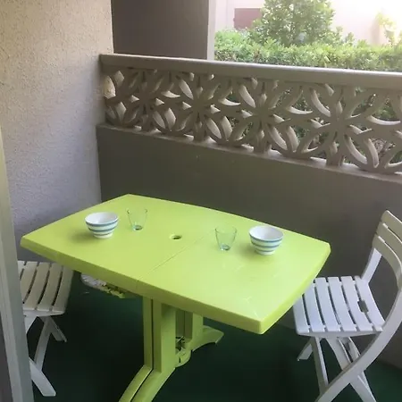 Pour 2 Personnes, Piscine, Sur Port דירה