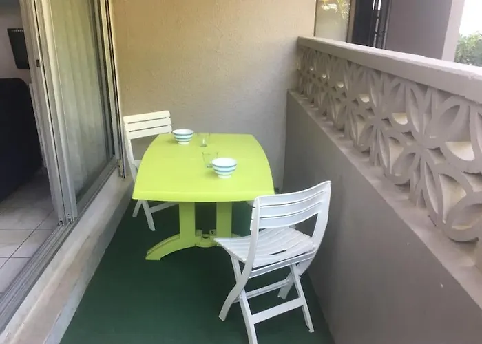 Pour 2 Personnes, Piscine, Sur Port アパート